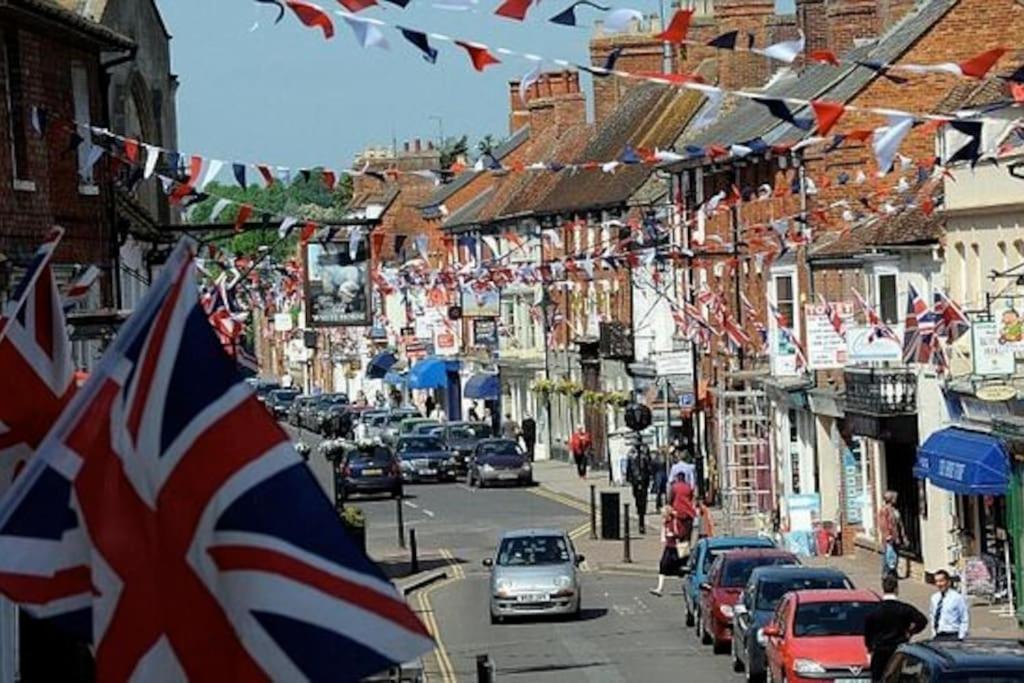 Victorian In Centre * Stony Stratford